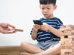 Awas, Sering Main HP Bikin Kering Mata Anak