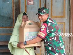 Peduli Penyandang Disabilitas, Dansatgas TMMD Ke-122 Beri Bantuan Sembako