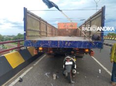 Motor Seruduk Truk Mogok di Flyover Peterongan Jombang