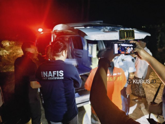 Petugas kepolisian mengevakuasi jenazah bayi yang ditemukan di aliran Sungai Brantas, tepatnya di Desa Pinggirsari, Kecamatan Ngantru, Kabupaten Tulungagung. (Foto. Kapolsek Ngantru)