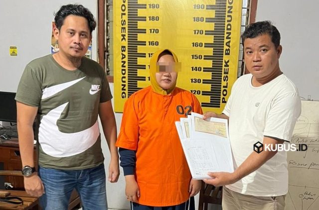 Petugas teler BMT Pahlawan Bandung berinisial NS (35), warga Kelurahan Kutoanyar, Kecamatan Tulungagung diamankan polisi. (Foto. Polres Tulungagung)