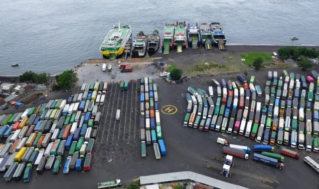 Keterbatasan dermaga di pelabuhan ASDP dan LCM Ketapang membuat antrian panjang truk yang menuji ke Bali beberapa waktu terakhir. (Foto. Antara)