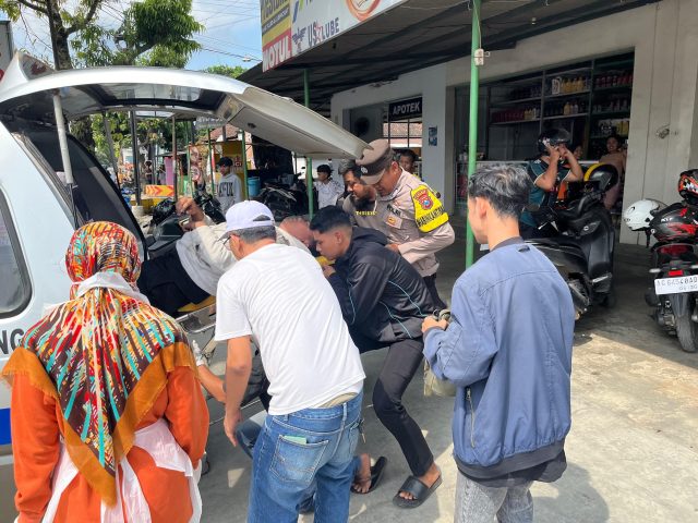 Korban kecelakaan di Jalan Raya Bendiljati Wetan, Sumbergempol, Tulungagung dievakuasi oleh petugas. (Iptu Moh Anshori)