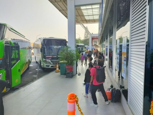 Momen libur panjang sekolah mempengaruhi jumlah penumpang bus di Terminal Tipe A Patria Kota Blitar. (Foto. Verie Sugiharto)