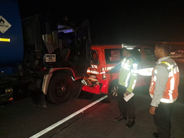 Penanganan kecelakaan oleh petugas di Ruas Tol Jombang – Mojokerto KM 675+200 jalur B, pada Sabtu malam 12 Juli 2025. (Foto. Ipda Siswanto)