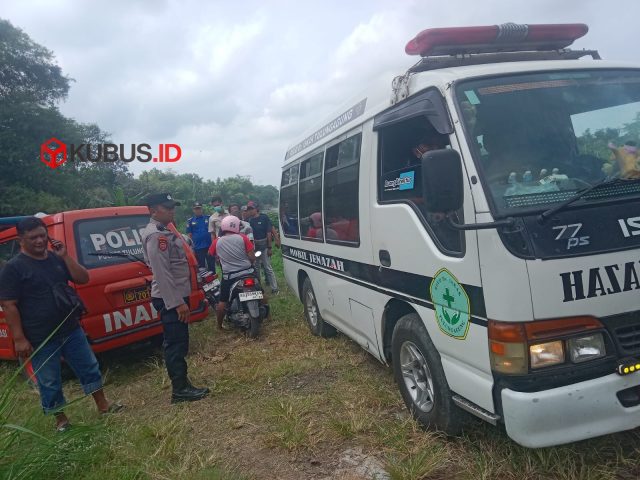 Petuga kepolisian membantu evakuasi jenazah perempuan yang ditemukan di aliran Sungai Brantas, Bendosari, Ngantru. (Foto. Polsek Ngantru)