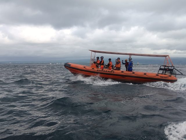 Petugas Basarnas yang melakukan oprasi pencarian korban tenggelamnya KMP Tunu Pratama Jaya di Selat Bali. (Foto. Basarnas)