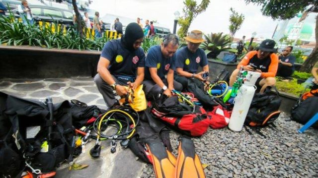 Tim Penyelam untuk pencarian korban KMP Tunu Prayama Jaya sedang bersiap-siap di Pelabuhan Ketapang, Banyuwangi, pada Minggu, 6 Juli 2025. (Foto. Tribun)