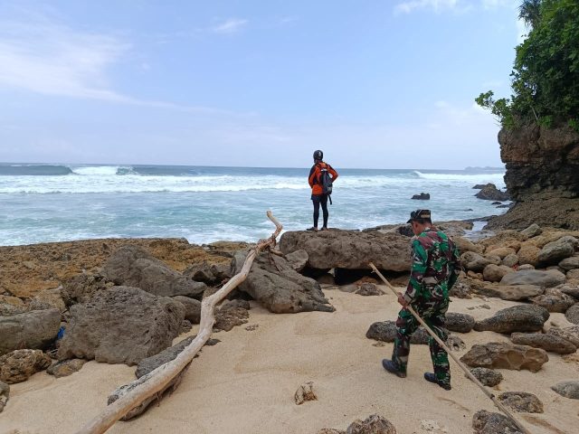 Tim SAR Gabungan saat melakukan pencarian korban tenggelam di Pantai Watu Lepek, Gajahrejo, Gedangan, Malang. (Foto. Imam Nahrowi)