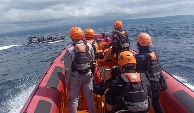 Tim SAR gabungan kembali menemukan korban tenggelamnya KMP Tunu Pratama Jaya yang terjadi di Selat Bali. (Foto. Basarnas)