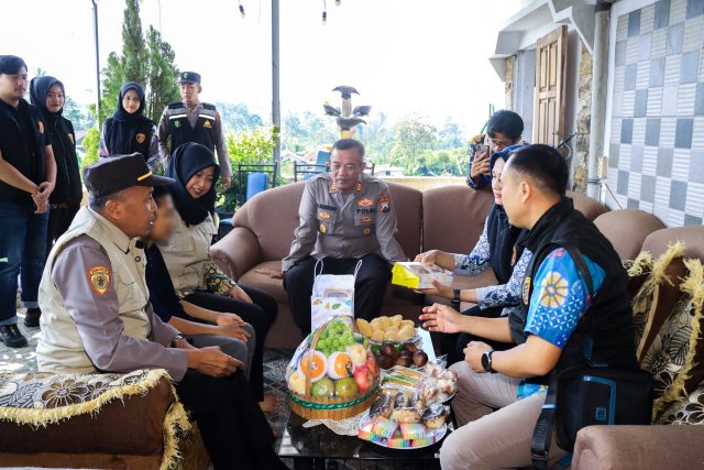 Tim gabungan Polres Malang menyambangi rumah santri korban penganiayaan pengasuh di Desa Wonosari, Kecamatan Wonosari. (Foto. Bambang Subinajar)