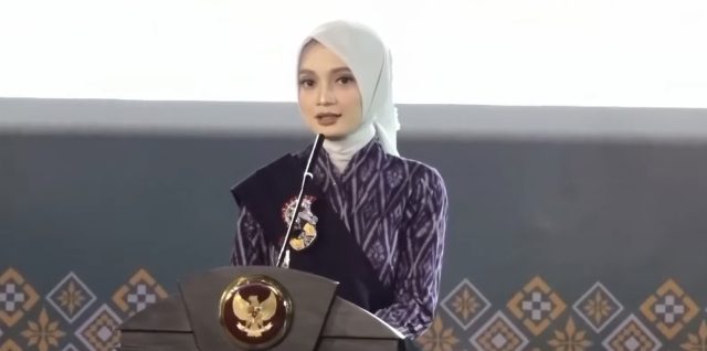 Walikota Kediri Vinanda Prameswati saat sambutan di acara Muskomwil IV Asosiasi Pemerintah Kota Seluruh Indonesia (APEKSI) di Kota Kediri. (Foto. PEMKOT KEDIRI TV)