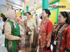 Puncak HUT Dekranas ke-45, Mbak Cicha Kenakan Pakaian Motif Khas Kabupaten Kediri