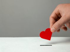 Saat Dunia Terasa Gelap, Jadilah Lilin untuk Orang Lain (dan Dirimu Sendiri)