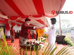 Pimpin Upacara HUT ke-80 RI di Stadion Canda Bhirawa Pare, Begini Pesan Bupati Kediri