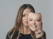 Smiling Depression: Ketika Senyum Menyembunyikan Luka yang Dalam