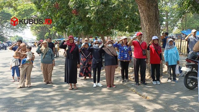 Warga yang hadir di kawasan Simpang Lima Gumul (SLG) Kediri mengikuti upacara melalui layar besar (big screen) yang disediakan Pemkab Kediri. (Foto. Redaksi)