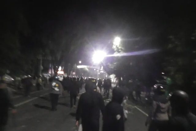 Kerusuhan pecah di sekitar Mapolres Blitar Kota pada Sabtu (30-8-2025) malam sekitar pukul 21.00 WIB. (Foto. Tangkapan Layar Video Warganet)