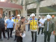 Tinjau Gedung Pemkab Kediri yang Dibakar Massa, Menteri PU Alokasikan Rp100 M untuk Pembangunan Kembali
