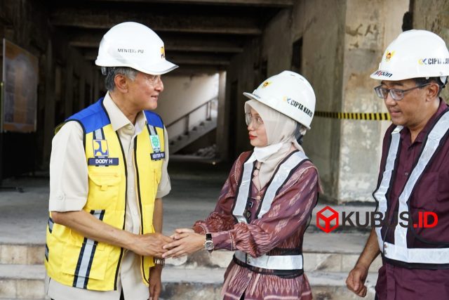Wali Kota Kediri Vinanda Prameswati bersama Pimpinan DPRD Kota Kediri mendampingi Menteri Pekerjaan Umum (PU), Dody Hanggodo. (Foto. Redaksi)