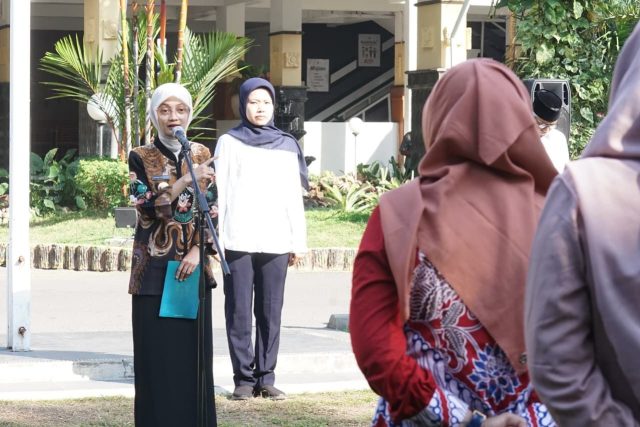 Wali Kota Kediri, Vinanda Prameswati, memimpin apel yang dilaksanakan di Halaman Balai Kota Kediri. (Foto. Redaksi)