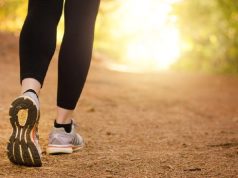 Beda Manfaat Jalan Kaki Pagi vs Sore untuk Turunkan Berat Badan