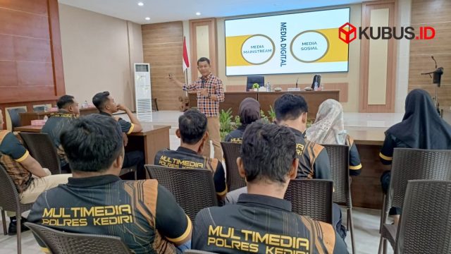 CEO Andika Media Rofik Huda bersama Polres Kediri menggelar Workshop diikuti Puluhan anggota Polres Kediri. (Foto. Redaksi)