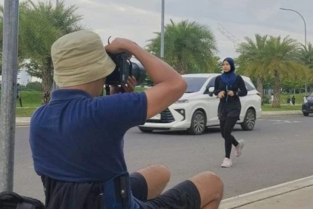 Ilustrasi fotografer yang sedang mengabadikan momen pelari ketika Car Free Day. (Foto. Unplash.com - Arya Aditya)