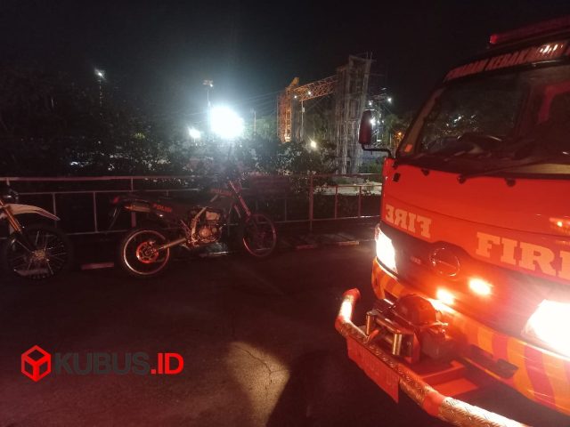 Jembatan Lama Kota Kediri Kembali Terbakar Diduga Berasal dari Puntung Rokok. (Foto. Damkar Kota Kediri)
