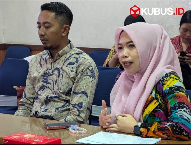 Ketua KPID Jatim Royin Fauziana bersama Korbid Pengawasan Isi Siaran Aan Haryono