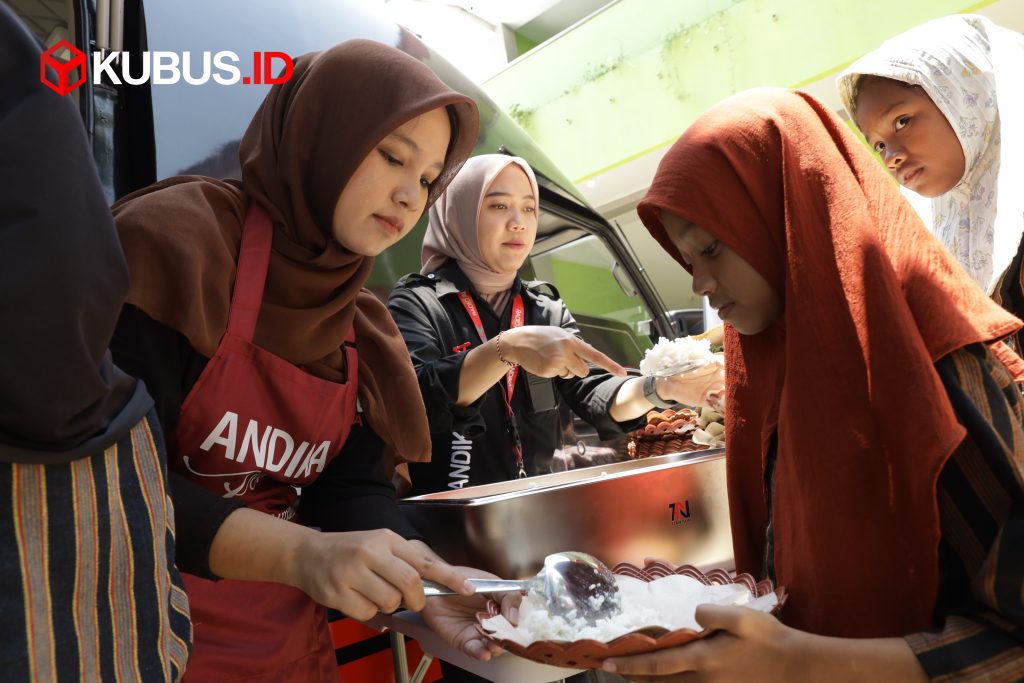 Ratusan Siswa SDN 1 Pagung Kediri Gembira Sambut Program MBG ANDIKA Media 1 Kru Radio ANDIKA melayani anak anak dalam Program MBG di SDN Pagung 1 Semen