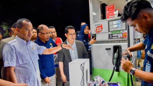 Menteri Energi dan Sumber Daya Mineral (ESDM) Bahlil Lahadalia Sidak di SPBU. (Foto. Dok. Kementerian ESDM)