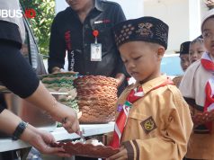 Sekolahnya Belum Tersentuh Program MBG, Ratusan Siswa di Mojo Gembira Disambangi Tim ANDIKA Media