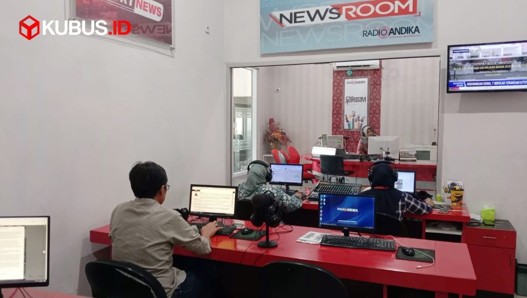 Suasana newsroom Radio ANDIKA edit
