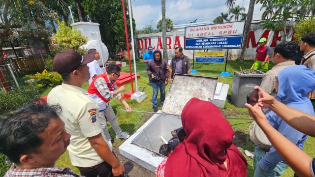 Tim gabungan dari kepolsian, Pertamina dan Disperdagin Blitar melakukan sidak ke tiga SPBU di wilayah Blitar. (Foto. Redaksi)