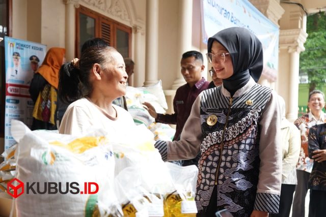 Wali Kota Kediri Vinanda Prameswati bersama Perum Bulog Cabang Kediri menyalurkan bantuan pangan. (Foto. Redaksi)