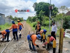 Tingkatkan Kecepatan dan Keamanan KA, KAI Daop 7 Madiun Lakukan Normalisasi Jalur