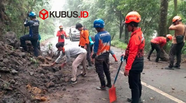 Jalur alternatif Pacet–Cangar, penghubung Mojokerto dan Kota Batu, kembali tertutup akibat longsor susulan. (Foto. Redaksi)