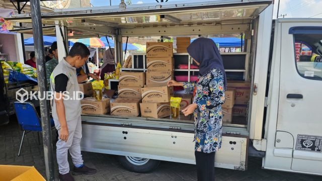 Kepala Disperdagin Kota Kediri, Tutik Purwaningsih cek komoditas yang dijual saat Operasi Pasar Murah beberapa waktu lalu