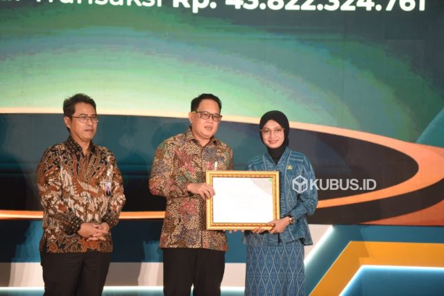 Sekda Provinsi Jawa Timur, Adhy Karyono, menyerahkan penghargaan kepada Kota Kediri yang diterima Wali Kota Kediri, Vinanda Prameswati