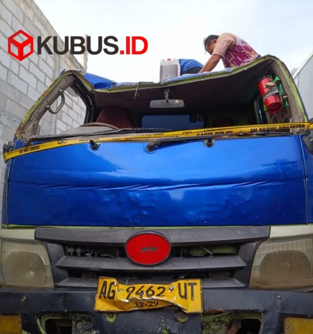 Truk tangki yang diduga mengangkut solar bersubsidi di Jalur Lintas Selatan (JLS), Kecamatan Besuki mengalami insiden laka. (Foto. Redaksi)