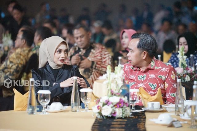 Vinanda saat dapat penghargaan detikjatim