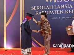 Hadiri Wisuda Lansia, Ketua TP PKK Kabupaten Kediri: Tetap Bahagia di Usia Senja