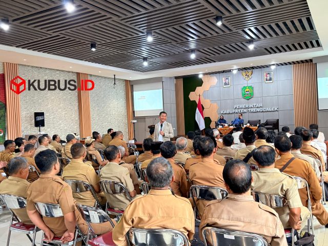 CEO ANDIKA Media, Rofik Huda saat mengisi Bimbingan Teknis (Bimtek) Kehumasan Desa bagi para Sekretaris Desa se-Kabupaten Trenggalek. (Foto. Redaksi)