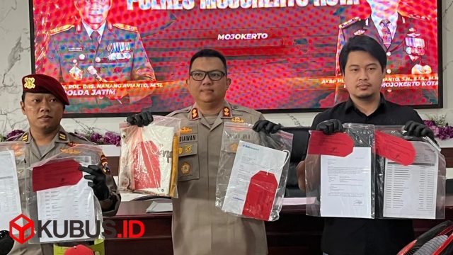 Kapolres Mojokerto Kota, AKBP Herdiawan Arifianto saat jumpa media rilis penipuan melibatkan pemilik Bimbel. (Foto. Redaksi)