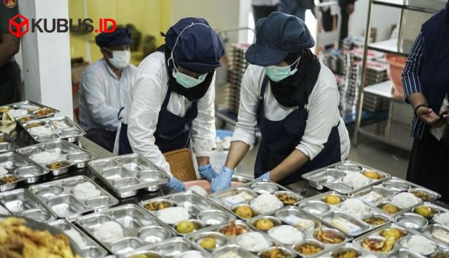 Pekerja menyiapkan makanan bergizi di dapur umum Satuan Pelayanan Pemenuhan Gizi (SPPG) untuk seklolah. (Foto. AntaraNews)
