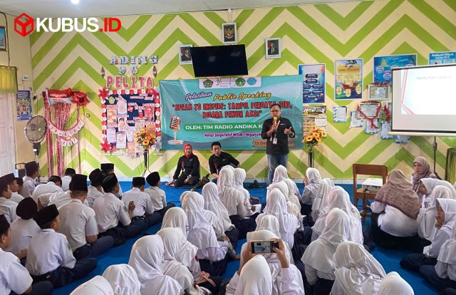 Pelatihan public speaking di MTsN 1 Nganjuk