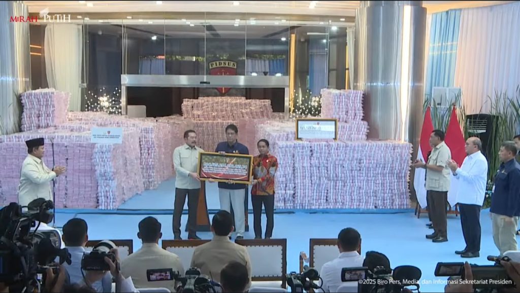 Penyerahan uang hasil penyelamatan keuangan negara