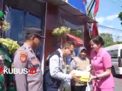 Beri Dukungan, Kapolres Kediri Bagikan Bingkisan Kepada Petugas Jaga Pospam Nataru
