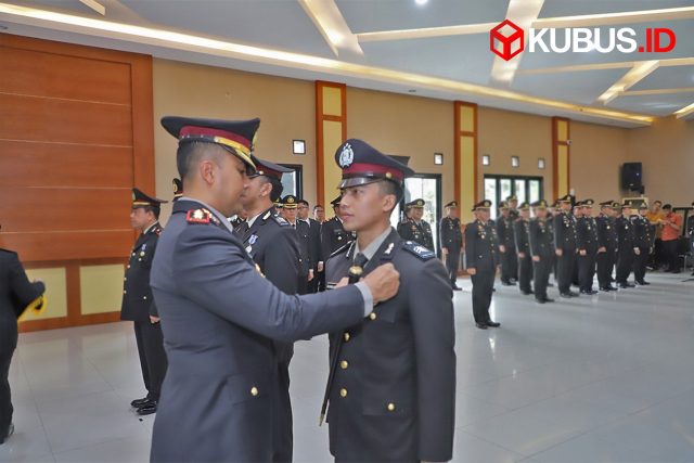61 Personel Polres Kediri Terima Satyalancana Pengabdian